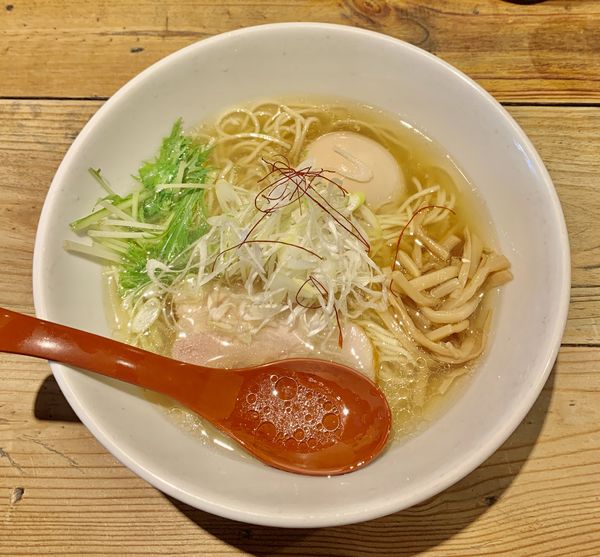 「香彩鶏だし味玉塩ラーメン　¥990」@麺屋 翔 西新宿本店の写真