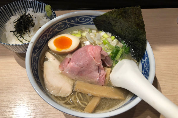 「一番搾りの煮干そば750円+めし割り110円」@寿製麺よしかわ 坂戸店の写真