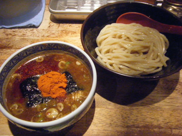 「灼熱つけ麺（極限、小）」@つけ麺専門店 三田製麺所 新橋店の写真