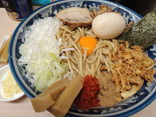 「狼煙まぜそば 特(430g) 半熟味付玉子 ニンニク」@狼煙 大宮店の写真