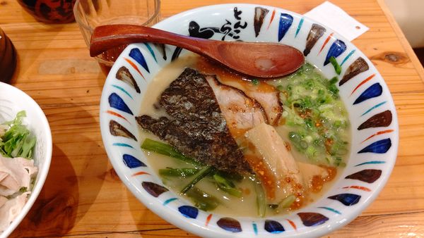 「七志らーめん（Cセット）」@とんこつラーメン 七志 港南台バーズ店の写真