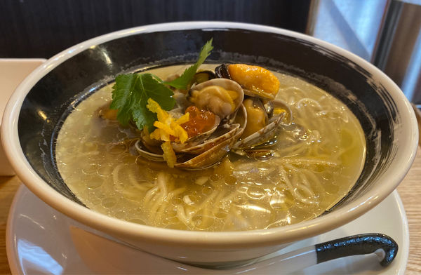 「浅利とムール貝の汐そば950円(TOC抜き)」@麺処しろくろの写真