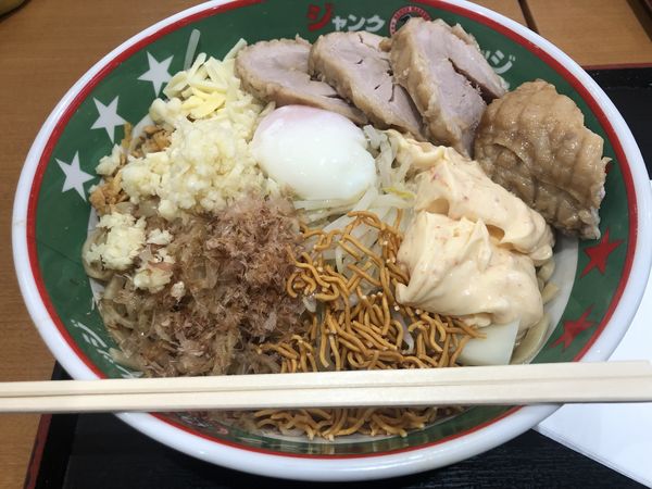 「玉子まぜそば倍盛 三豚増し」@ジャンクガレッジ イオン北戸田店の写真