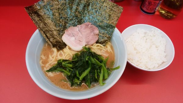 「ラーメン¥650+海苔¥50+サービスホウレン草・半ライス」@ラーメン堀田家の写真