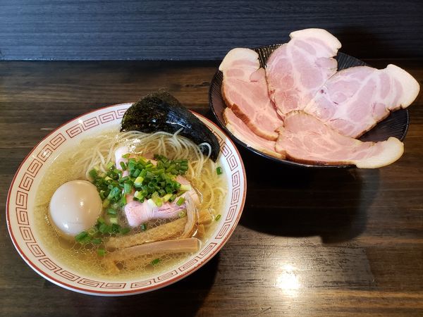 「鶏らーめん塩+味玉&チャーシュー（麺硬め）」@燵家製麺の写真