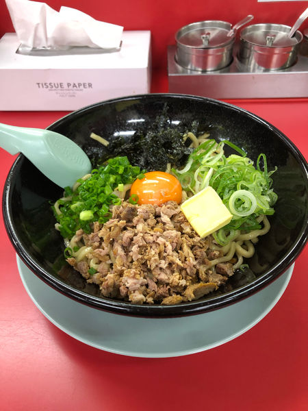 「ガーリックバターまぜそば」@ラーメン山岡家 長野南長池店の写真
