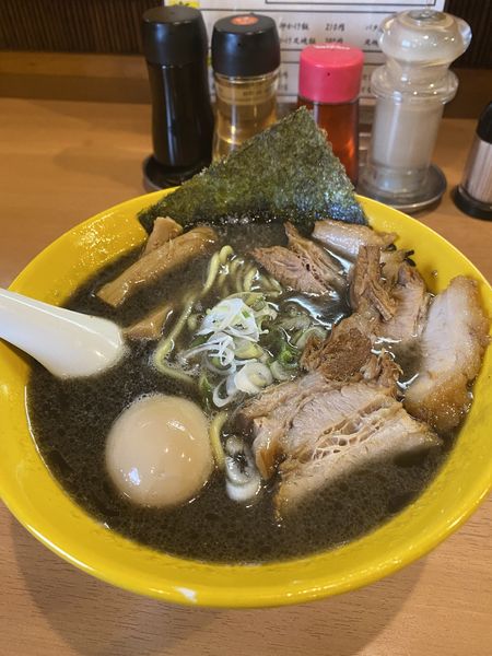 「醤油特製らー麺(黒)」@麺処 寅路の写真