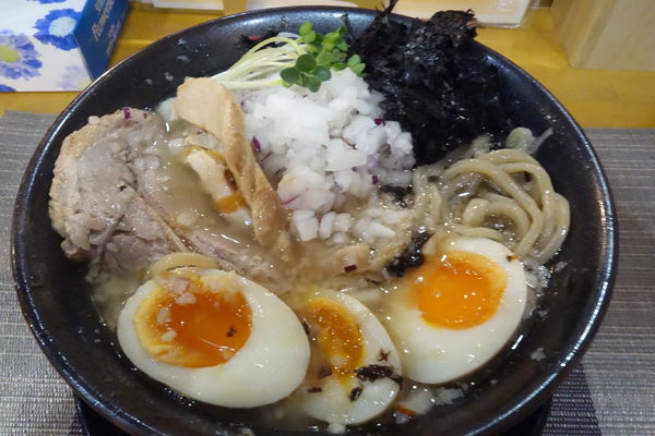 「燕三条系らーめん+味玉+バラ海苔+玉ねぎ追加」@一芯 結の写真