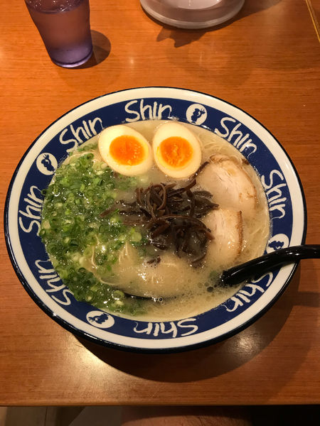 「煮卵入りラーメン　はりがね」@博多ラーメン ShinShin 博多デイトス店の写真