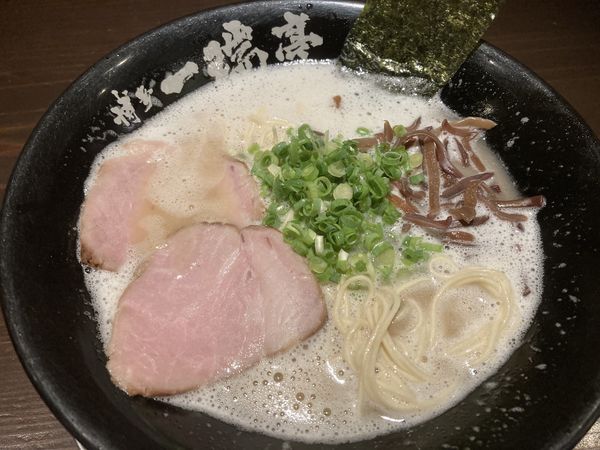 「豚骨ラーメン¥690+メガレモンサワー¥390」@博多一瑞亭の写真
