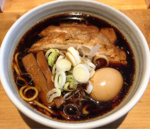 「micro(煮玉子.箕面ビールスタウト)」@人類みな麺類 東京本店の写真