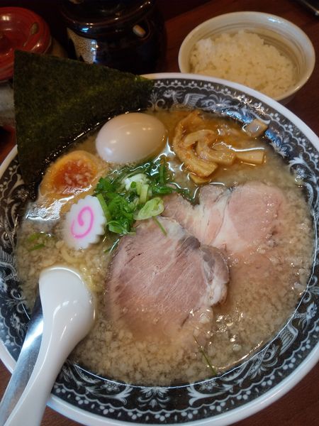 「【土曜期間限定】所沢背脂醤油ラーメン920円雑誌サービス味玉」@拉麺 梅太郎の写真