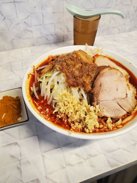 「辛い小ラーメン　ニンニク少しヤサイアブラショウガ　カレー別皿」@麺屋 歩夢 金沢八景店の写真