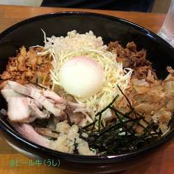 特製まぜそば温玉あり(800円)味普通、一味あり、ニンニクあり