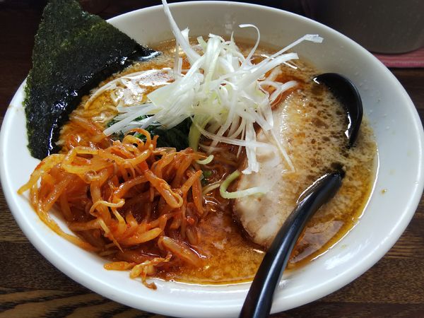 「とん赤　：細麺　＋辛モヤシ：サービス」@信州麺屋 とんずら －カエン－の写真