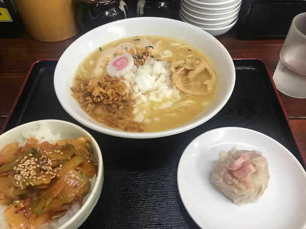 「鶏白湯800円ザーサイ飯150円焼売120円」@餃子の並商 都賀店の写真