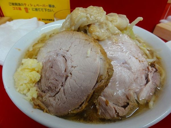 「ラーメン750円硬め野菜少な目ニンニク脂　生卵50円」@ラーメン二郎 神田神保町店の写真