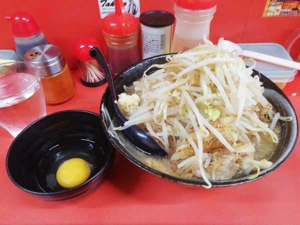 「中ラーメン(300)¥770 崩れチャー¥100 生卵¥50」@ぬ〜どる専門店 バカみたいに愛してたの写真