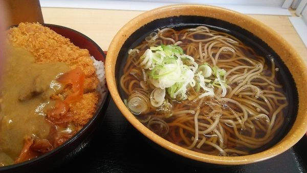 「カツカレー丼セット 690円」@そば処 めとろ庵 後楽園店の写真