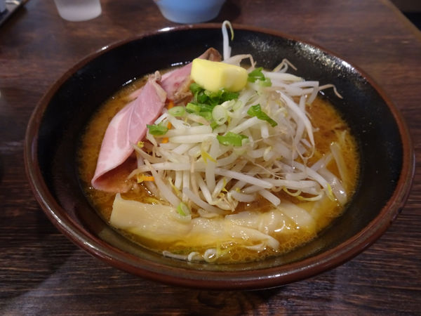 「味噌ラーメン 880円  ライス(小)  100円」@麺屋 真心の写真