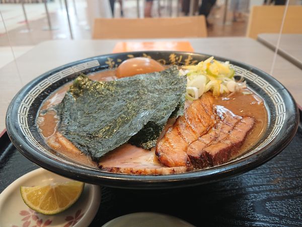 「濃厚特製中華そば＋徳島県産すだち」@松戸富田製麺 三井アウトレットパーク木更津店の写真