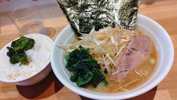 「ネギラーメン840円&サービスライス」@横浜家系ラーメン おか家の写真