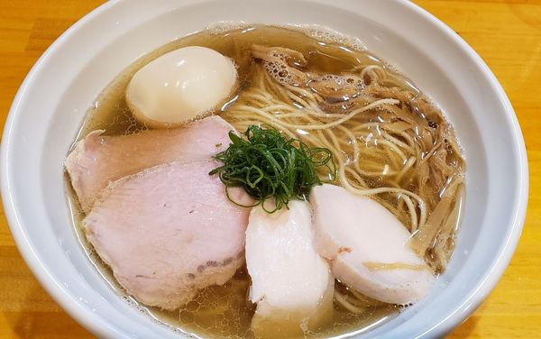 「白醤油ラーメン全乗」@麺響万蕾の写真