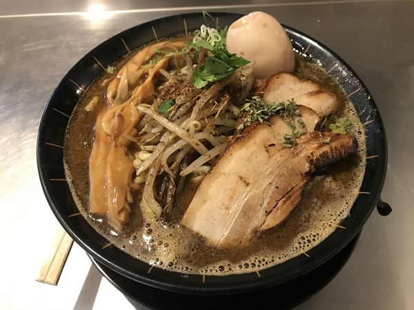 「天空 870円＋クーポン味玉」@スパイスらぁめん釈迦の写真