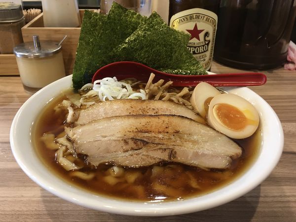 「サッポロラガービール 赤星 中瓶 → 特製 醤油 大盛」@くじら食堂 nonowa東小金井店の写真