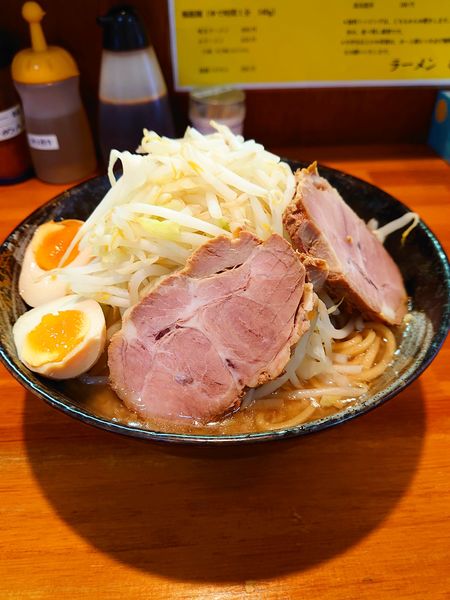 「味玉ラーメン(野菜多め、脂多め、ニンニクなし)」@ラーメン梅 梅島店の写真