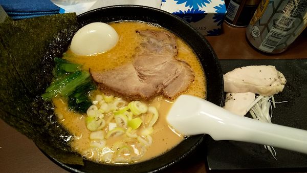 「豚骨醤油らーめん(味玉)」@麺処 宥乃の写真