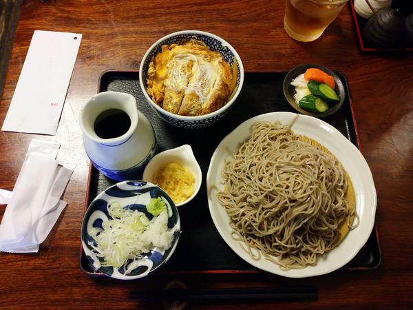 「カツ丼セット ※おそば特盛（900円）」@六兵衛の写真