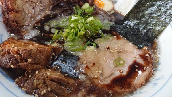 「背脂そば 塩黒」@ラーメン・ぶーけの写真