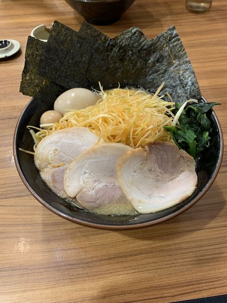「MAXラーメン大盛りトッピングネギ」@横浜家系ラーメン 壱角家 運河店の写真