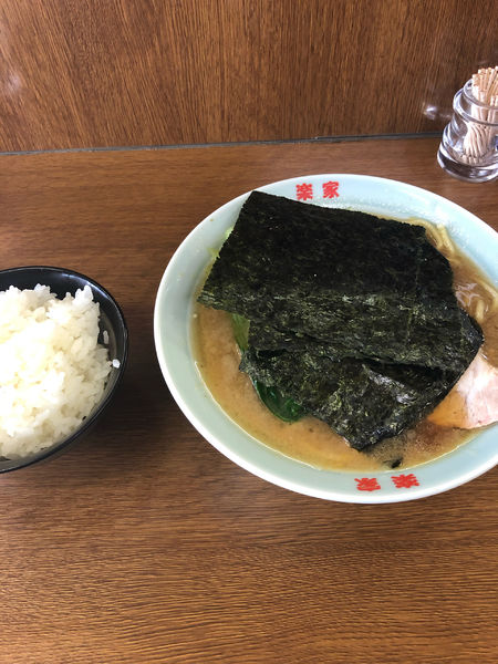 「ラーメン小硬め濃いめ700円、小ライス100円」@樂家の写真