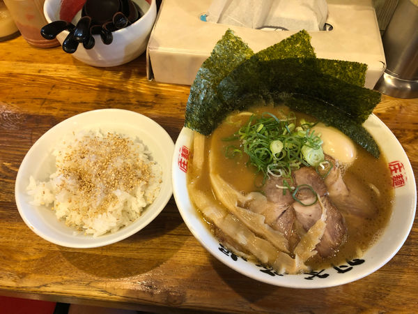 「ラーメン並得トッピング半ライス」@麺屋 庄太 六浦本店の写真