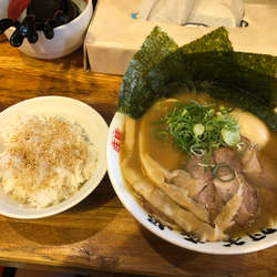 ラーメン並得トッピング半ライス