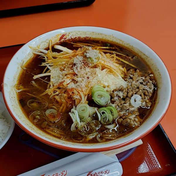 「たいわんラーメン太麺ニンニク多め辛味ネギ納豆サービスライス」@くるまやラーメン 東村山店の写真