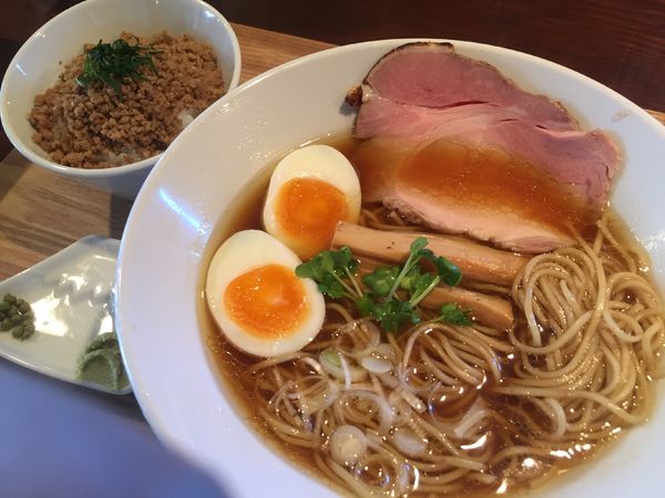 「味玉醤油ラーメン＋そぼろご飯セット（1280円）」@ラーメン ニュー松戸の写真