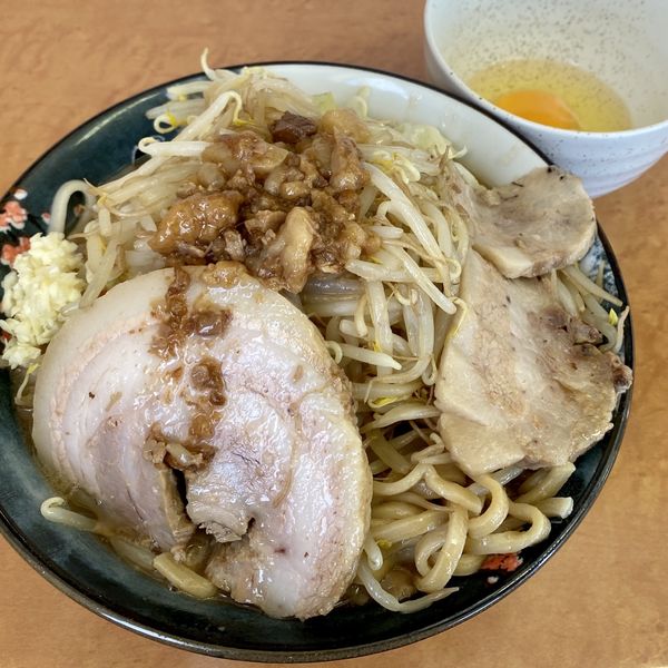 「ラーメン（ニンニク少なめ、野菜マシ、アブラ）＋国産豚バラ肉等」@豪快なラーメン店 ポークジャンキーの写真