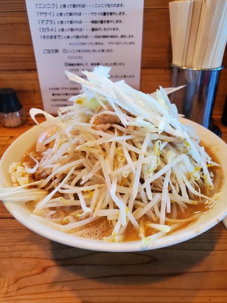「ラーメン大　ニンニク少しヤサイカラメアブラネギ」@ラーメン神豚 関東学院前店の写真