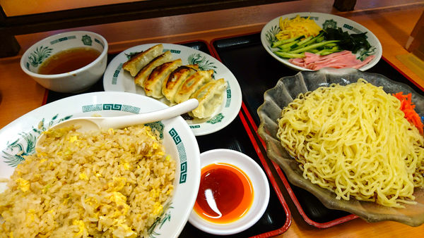 「限定/黒酢しょうゆ冷し麺+チャーハン+餃子+他」@日高屋 昭島南口店の写真