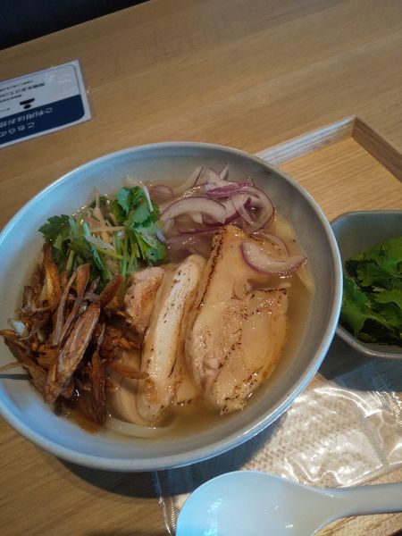 「薬味野菜たっぷりのチキンフォー900円」@角川食堂の写真