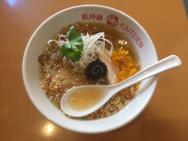 「藍采和（ランサイカ）鶏上湯（エディブルフラワーの乗る麺）」@凱婷縁の写真