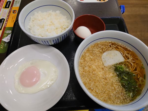 「朝そば温玉セット 390円＋目玉焼き100円」@なか卯 ひばりが丘店の写真