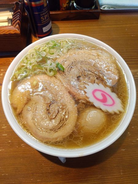 「鶏ガラトロ肉中華そば+味玉  ﾒﾝﾏ抜き」@中華そば 弥惣吉の写真