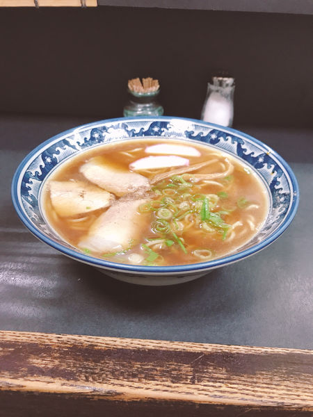 「和歌山セット(中華そば・南高梅おにぎり・おでん1コ)800円」@紀乃國屋 ○中の写真