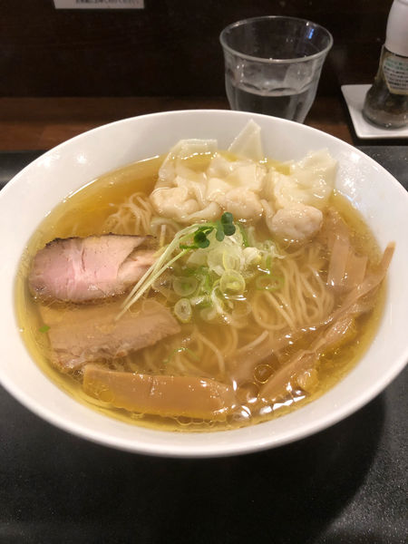 「えびワンタン入り塩ラーメン」@らぁ麺 やまぐち 辣式の写真
