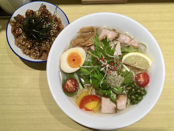 「青唐辛子入り 辛口 冷やし塩ラーメン ＋いか飯」@函館塩ラーメン 五稜郭の写真