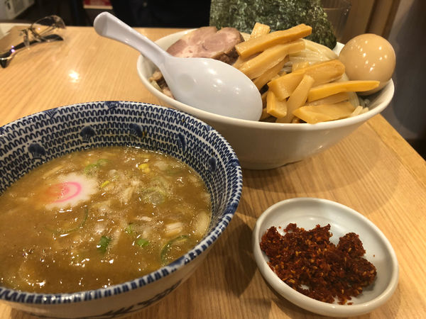 「特製つけ麺特盛＋辛み」@舎鈴 新宿西口店の写真